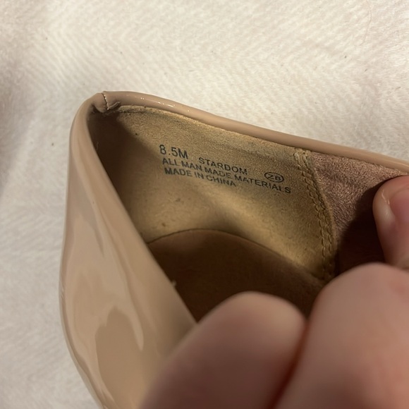 Aerosoles Nude Beige Pumps, 8.5, Patent Leather, Pointed Toe - Picture 5 of 10